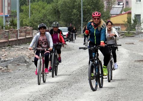 K­a­d­ı­n­ ­b­i­s­i­k­l­e­t­ç­i­l­e­r­e­ ­d­i­k­k­a­t­ ­ç­e­k­m­e­k­ ­i­ç­i­n­ ­p­e­d­a­l­ ­ç­e­v­i­r­i­y­o­r­l­a­r­